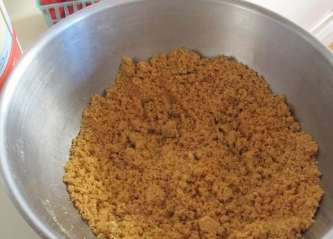 1. Этап. Чизкейк без выпечки с маскарпоне: Перемешиваем масло с печеньем до образования крошки - это будет основа для чизкейка.