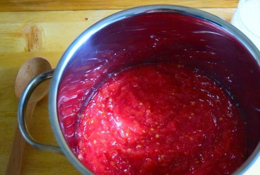 1. Этап. Салат на зиму из баклажанов: 3. Пропустите через мясорубку или измельчите в блендере. Вылейте томатный сок в кастрюлю.