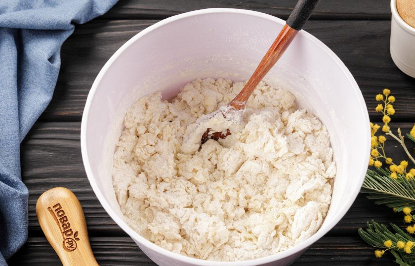 1. Этап. Сочни по ГОСТу: Перемешайте сначала ложкой, затем замесите тесто руками.