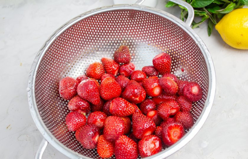 1. Этап. Варенье из клубники с лимоном и мятой: Выложите в сито и хорошо промойте под холодной водой. Дайте стечь всей лишней жидкости.