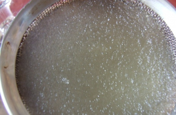 1. Этап. Шоколадная панна-котта: Так как в десерте 3 слоя, то мы будем готовить каждый отдельно, но по одной и той же технологии. Сначала разведите желе в воде по инструкции, оставьте его настаиваться.