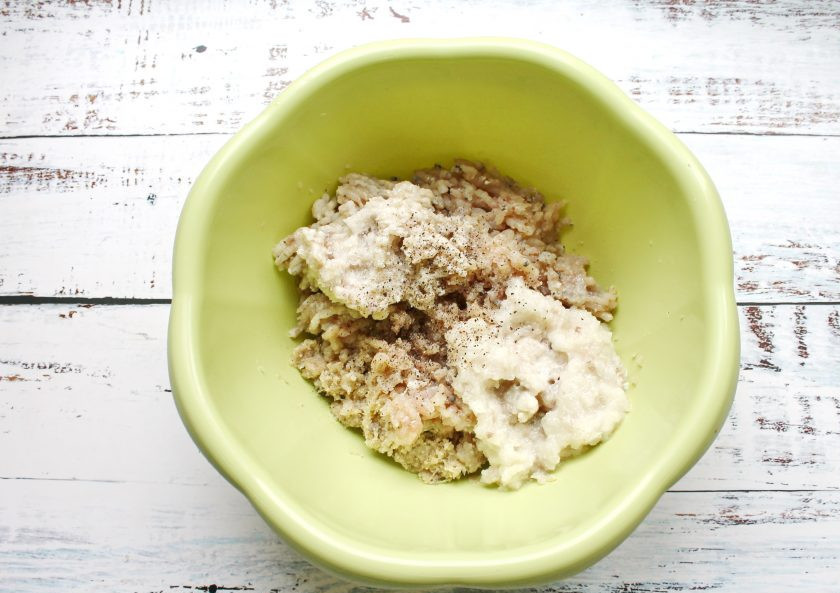 1. Этап. Котлеты из леща с салом: Пропустите через мясорубку сало и репчатый лук, добавьте в фарш из леща.