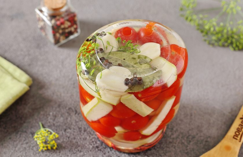 1. Этап. Ассорти из помидоров и кабачков на зиму: В кипящий маринад добавьте уксус и сразу перелейте обратно в банки. Банки закрутите, переверните, укутайте и оставьте до остывания.