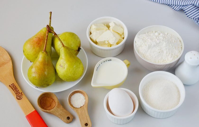 1. Этап. Грушевый пирог: Приготовьте ингредиенты, включите духовку на 200 градусов.