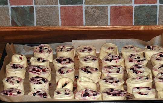 1. Этап. Булочки на живых дрожжах: 8. Острым ножом нарежьте небольшими кусочками и выложите булочки на противень, смазанный маслом или застеленный бумагой. Оставьте, прикрыв полотенцем, на 30-40 минут, чтобы тесто подошло. Взбейте яйцо и смажьте булочки сверху. Отправьте в разогретую духовку.