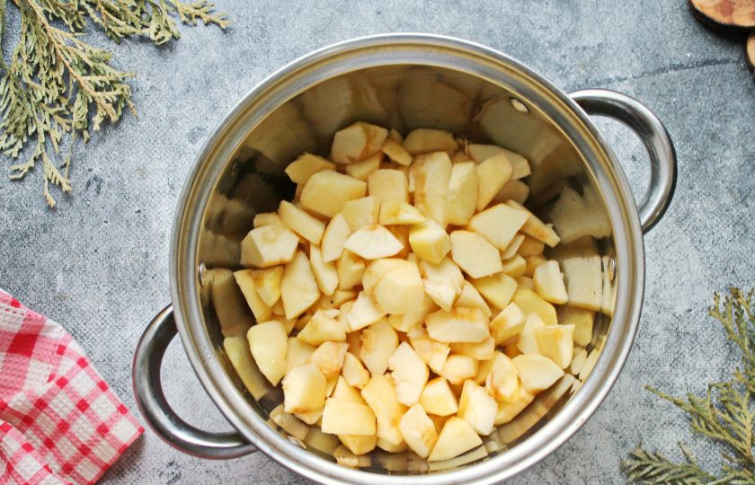 1. Этап. Яблочное повидло в духовке на зиму: Яблоки почистите от кожуры и сердцевины, порежьте на кусочки. Выложите яблоки в кастрюлю с толстым дном и влейте воду.