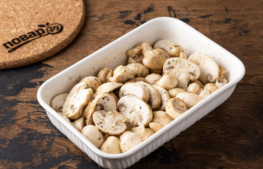 1. Этап. Шампиньоны с кедровыми орешками: Полейте шампиньоны растительным маслом с чесноком. Запекайте в разогретой до 200 градусов духовке 25-30 минут.