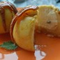 Карамельные яблоки Яблоки лучше брать кисленькие. Вырезать сердцевину так, чтобы сохранилось дно у яблочка. Творог протереть через сито, добавить желток, сахар, манку, изюм, ванилин и взбитый в крутую пену белок. Форму для запекания смазать сливочным маслом. Чтобы яблочки стояли ровно, можно слегка подровнять их дно снизу. Сверху при помощи зубочисток прикрепить фольгу, так, чтобы она не касалась яблок. Поставить в духовку на 35-40 мин при температуре 175 градусов. Когда яблочки испекутся переложить их на решетку. На сковороде с толстым дном нагреть тростниковый сахар, чтобы он расплавился и стал карамелизироваться. Каждое яблочко полить сверху горячим карамельным сахаром.