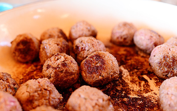 1. Этап. Английские фрикадельки: Обжаренные фрикадельки переложите на тарелку. А в сковороду положите лук.