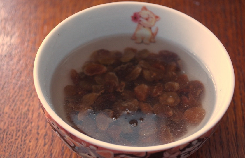 1. Этап. Яблочный пирог с изюмом: 2. Поместите перебранный изюм в миску. Залейте кипятком. Дайте изюму набухнуть. Время набухания изюма - 10 минут. Слейте воду.