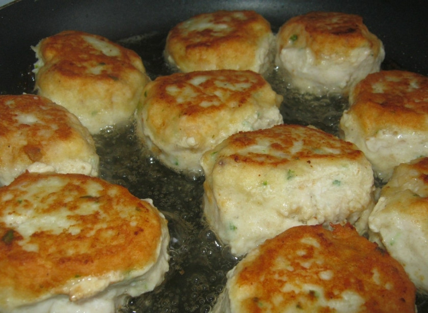 1. Этап. Куриные котлеты без хлеба: 3. Когда перевернете куриные котлеты на другой бок, накройте их крышкой. Таким образом вы хорошо их пропарите, и котлеты не нужно будет тушить в соусе.