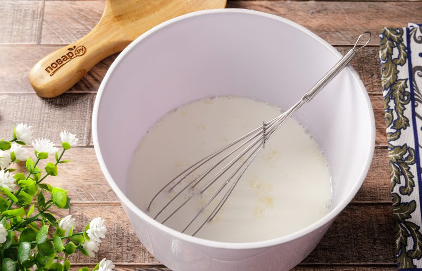 1. Этап. Диетические блины из овсяной муки: Добавьте молоко. Перемешайте.