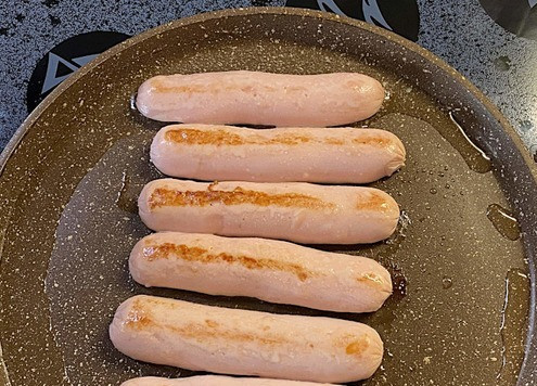 1. Этап. Завтрак на траве: Каждую сосиску, для удобства, я разрезала вдоль, пополам. И обжарила с двух сторон.