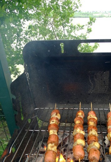 1. Этап. Пикантные шашлычки из сосисок и сыра: В самом конце, кисточкой, смазать шашлычки ароматным маслом со всех сторон. Быстро обжарить и можно снимать с огня.