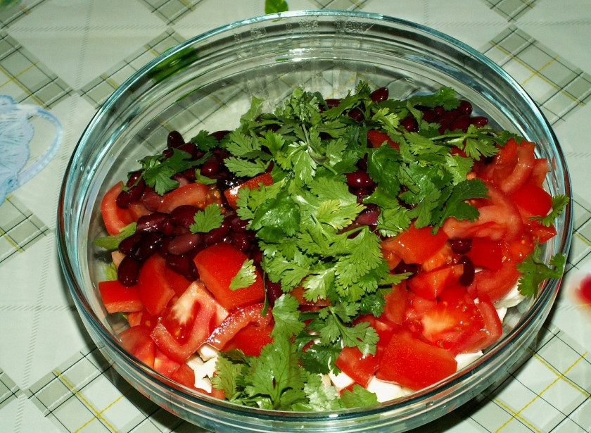 1. Этап. Cалат с копченой куриной грудкой: 10. Добавить при желании можно измельченную зелень по вкусу.