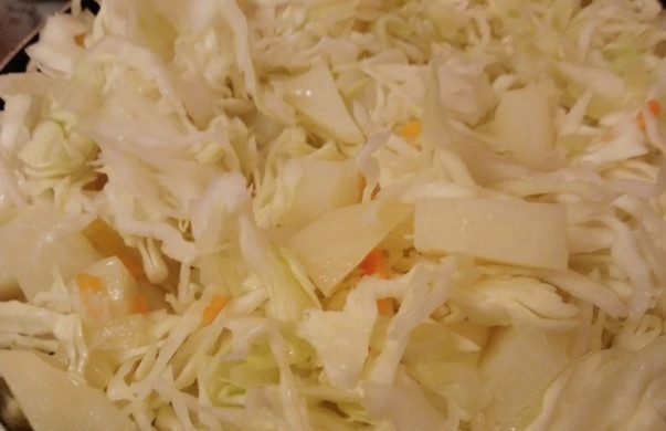 1. Этап. Тушеная картошка с капустой: 4. Приступите к приготовлению капусты. Очистите и помойте овощи. Порежьте соломкой. Добавьте к овощам на сковороду. Все перемешайте. На медленном огне готовьте семь минут.