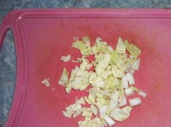 1. Этап. Салат с креветками и китайской капустой: Шинкуем китайскую капусту.