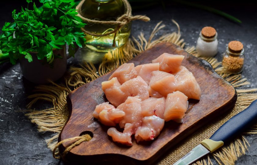1. Этап. Куриные котлеты с укропом: Куриное филе ополосните, просушите, нарежьте небольшими кусочками.