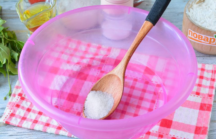 1. Этап. Пицца с прошутто и рукколой: Влейте теплую воду в миску, всыпьте соль и сахар, размешайте.