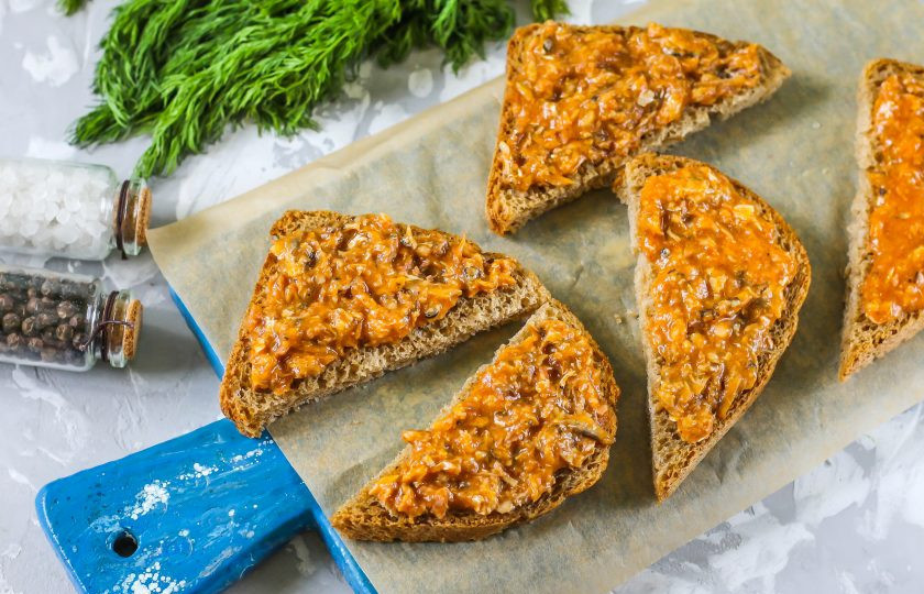 1. Этап. Бутерброды с килькой в томатном соусе: Выложите на ломтики хлеба рыбную массу равномерным слоем.