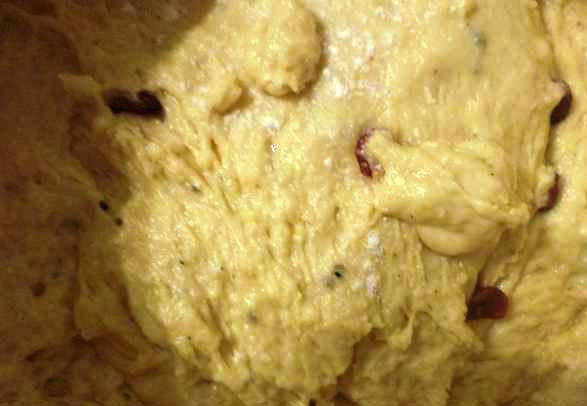 1. Этап. Пасха Красная горка: Вмешайте в тесто распаренную вишню и оставьте его еще на некоторое время.