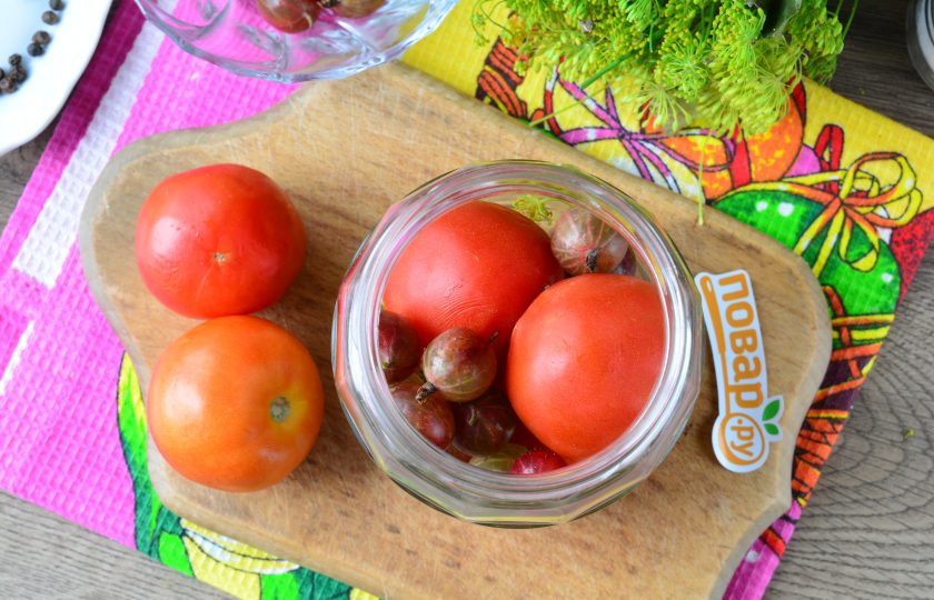 1. Этап. Помидоры с крыжовником на зиму: В пространство между помидорами выложите промытый крыжовник.