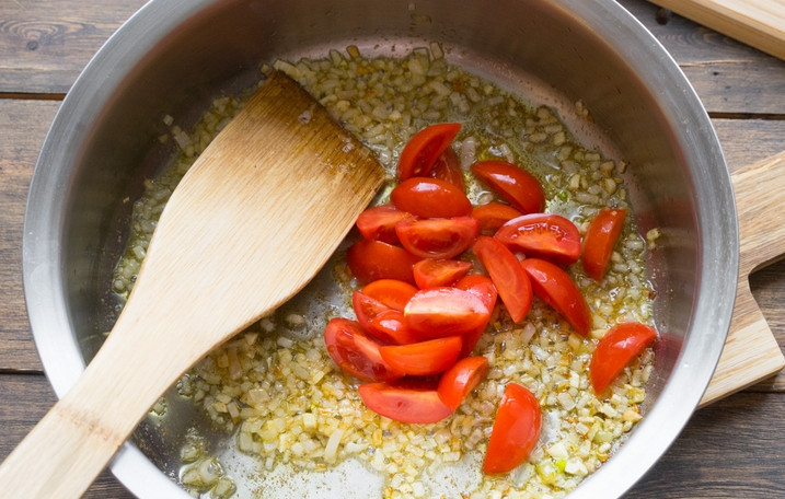 1. Этап. Теплый салат со спаржей: Нарежьте дольками помидоры черри. Поместите их в сковороду.