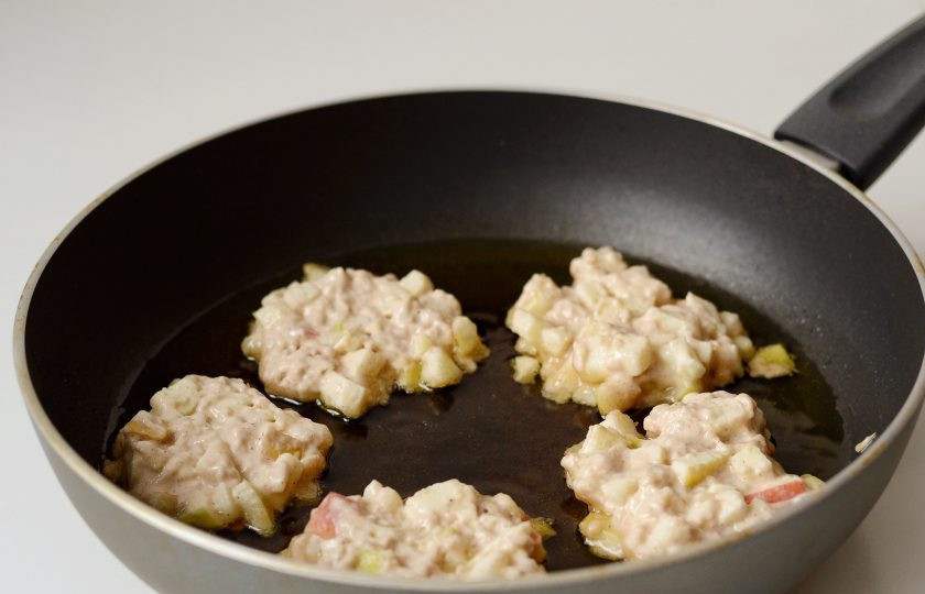 1. Этап. Яблочные фриттеры: Разогрейте сковороду с маслом на среднем огне. Выложите по 1 ст.л. ложки теста, чуть придавив сверху. Обжаривайте по 1-2 минуты с каждой стороны. Затем выложите фриттеры на бумажное полотенце, чтобы впиталось лишнее масло.