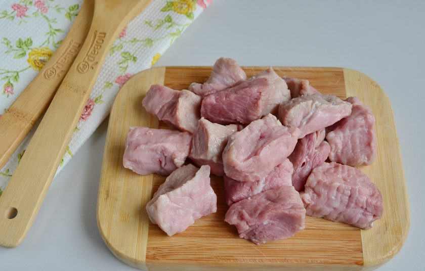 1. Этап. Шима блюдо: Пока тесто отдыхает, я приготовила мясо. Для этого порежьте его на кусочки весом в 20 г каждый.