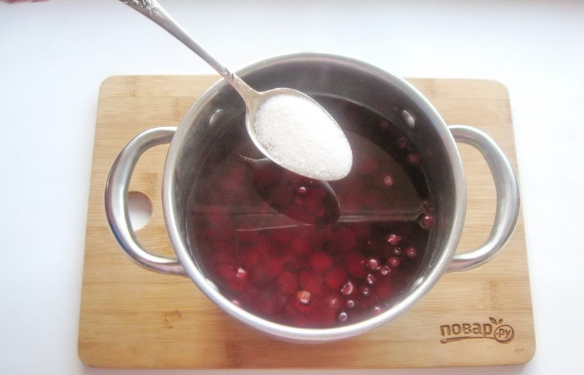 1. Этап. Кисель с пектином: В ягодный отвар добавьте сахар по вкусу.