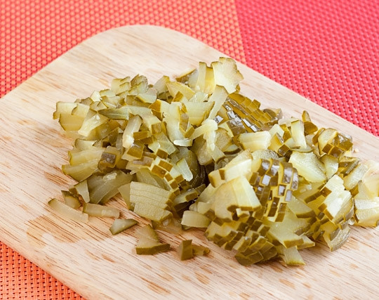 1. Этап. Салат с сухариками и солеными огурцами: Нарежьте солёные огурцы.