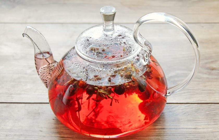 1. Этап. Травяной настой с рябиной, шиповником и медом: Влейте в чайник кипяток, накройте крышкой и оставьте на пять минут.