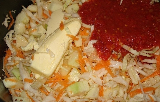 1. Этап. Тушеная картошка с овощами в мультиварке: Затем добавьте масло и томатный сок. Можете всыпать специи.