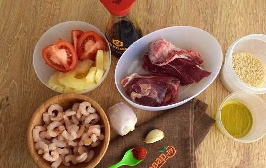 1. Этап. Кхау Пхат: Подготовьте необходимые продукты. Мясо промойте, удалите пленку, жилы, обсушите бумажными полотенцами. Овощи помойте. Лук, чеснок очистите.