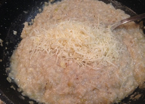 1. Этап. Мужская овсянка: 6. Добавляем к овсянке натертый на мелкой терке сыр, перемешиваем.