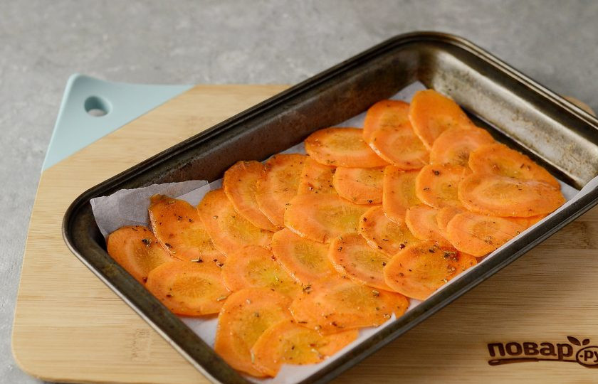 1. Этап. Вяленая морковь: Выложите в один слой морковь на противень. Готовьте морковь при температуре 100 градусов 4-5 часов.