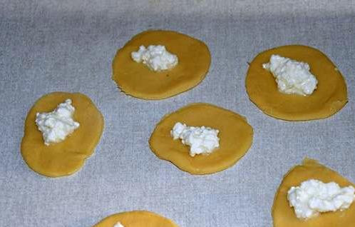 1. Этап. Печенье Конвертики с творогом: На каждый кружок положите по чайной ложке начинки.