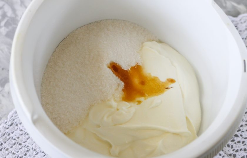 1. Этап. Крем для морковного торта: Выложите сметану в чашу кухонного комбайна или в глубокую емкость. Добавьте сахарный песок и ванильный ароматизатор.