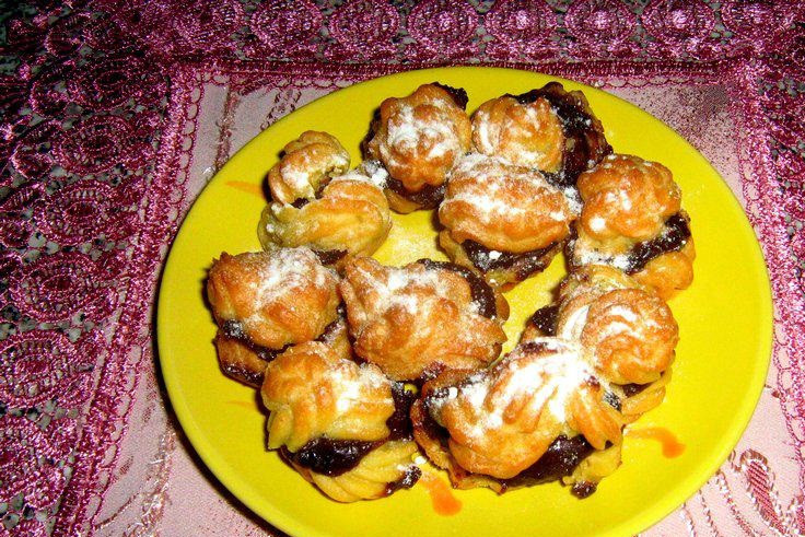 1. Этап. Эклеры со сгущенкой: Готовые эклеры остудите, сделайте небольшие отверстия на дне. С помощью кондитерского шприца наполните эклеры сгущенкой. Приятного аппетита!