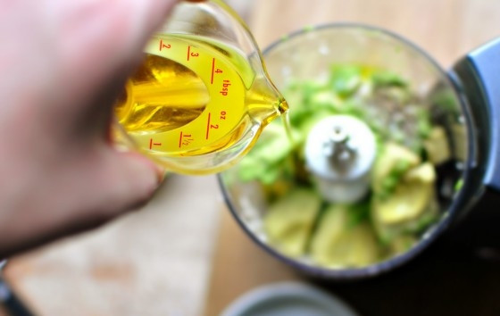 1. Этап. Заправка для салатов из авокадо: 6. Влейте оливковое масло, взбейте до однородности.