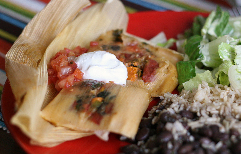 1. Этап. Вегетарианское тамале: 9. Развернуть кукурузные листы и подавать тамале. Мучная масса должна быть твердой.