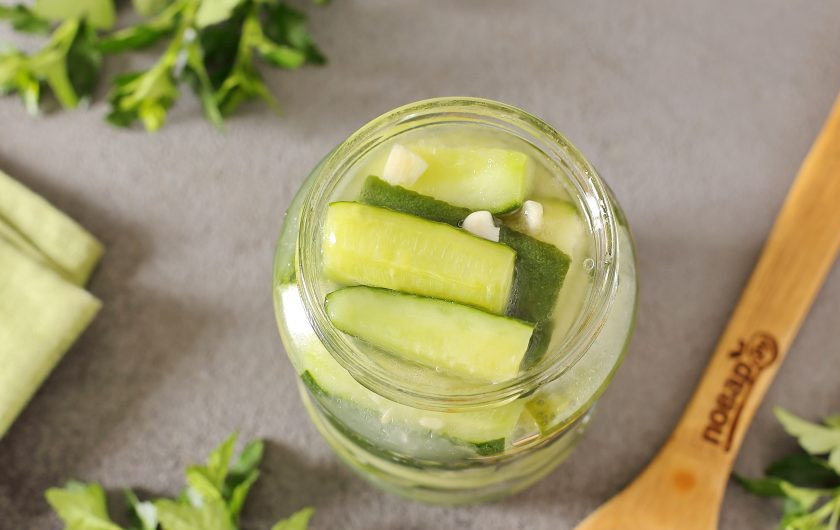 1. Этап. Огурцы по-польски дольками на зиму: Затем переложите огурцы в чистые стерилизованные банки и сверху залейте образовавшимся рассолом. Банки поставьте в кастрюлю с водой, прикройте крышками и стерилизуйте полулитровые банки 15 минут с момента закипания, литровые банки — 20 минут с момента закипания.