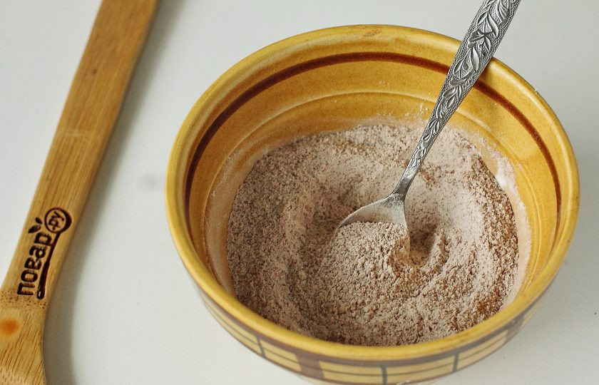 1. Этап. Кексы в микроволновке в силиконовых формочках: В глубокой миске соедините муку, какао, соль, разрыхлитель, сахар и ванилин.