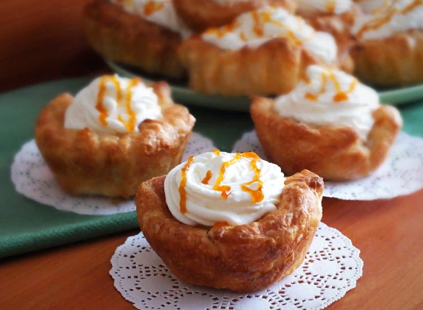 1. Этап. Корзиночки со взбитыми сливками: Корзиночки со взбитыми сливками готовы. Приятного чаепития!