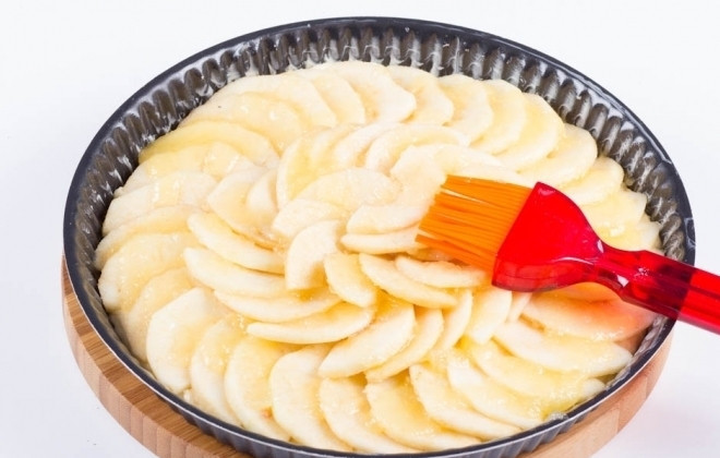 1. Этап. Пирог с творогом и яблоками: 8. Выкладываю яблоки на пирог по кругу, смазываю их глазурью из масла и сахара.