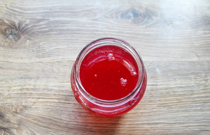 1. Этап. Наливка из красной смородины: Еще раз процедите наливку через сложенную в два слоя марлю.