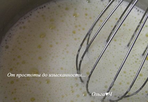 1. Этап. Абрикосовое мороженое с бадьяном: Влейте горячее молоко (***если не используете морковный соус, то подогрейте молоко со звездочками бадьяна), постоянно помешивая венчиком. Поставьте смесь на огонь и доведите почти до кипения (или пока от массы не начнет подниматься пар). Снимите с огня.