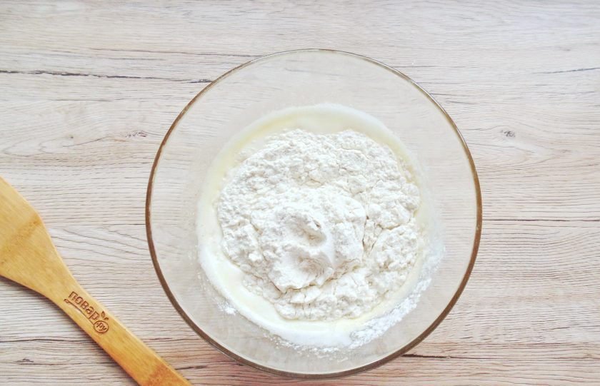 1. Этап. Торт Ай-Петри с вишней: Добавьте просеянную муку и разрыхлитель, перемешайте тесто.