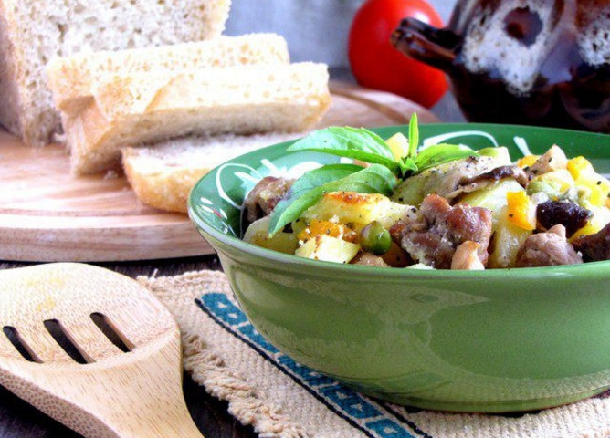 1. Этап. Свинина в горшочке с грибами: 8. Накройте горшочки крышками и запекайте при 200 градусах 45 минут, может немного больше (до готовности картофеля). Приятного аппетита!