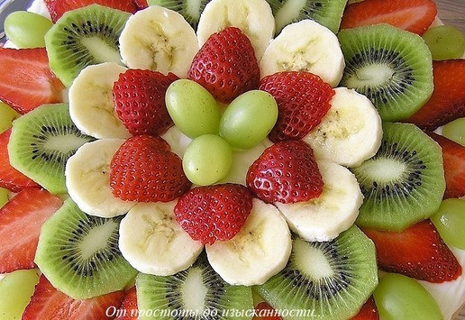 1. Этап. Фруктовая а-ля пицца: Повторите ряд клубники (тут уже маленькие кусочки) и добавьте виноград - в центр и около первого круга клубники.